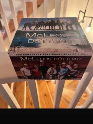 McLeods Döttrar - Den kompletta samlingen - Hela samlingen av den populära serien McLeods Döttrar! Följ spännande liv och äventyr på den australiensiska landsbygden. Perfekt för dig som gillar drama, vänskap och starka karaktärer. Boxen innehåller alla avsnitt, totalt 224 stycken, för många timmars underhållning.