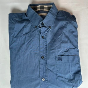 Burberry skjorta - Säljer Burberry skjorta storlek M i bra skick.