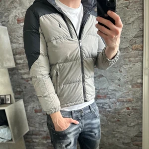 Ralph lauren jacka - Säljer denna riktigt feta Ralph lauren puffer jacketen i nyskick!⭐️Storlek 14-16 passar XS!👍Nypris = 4000kr!🤝Hör gärna av er om ni har funderingar!🙌