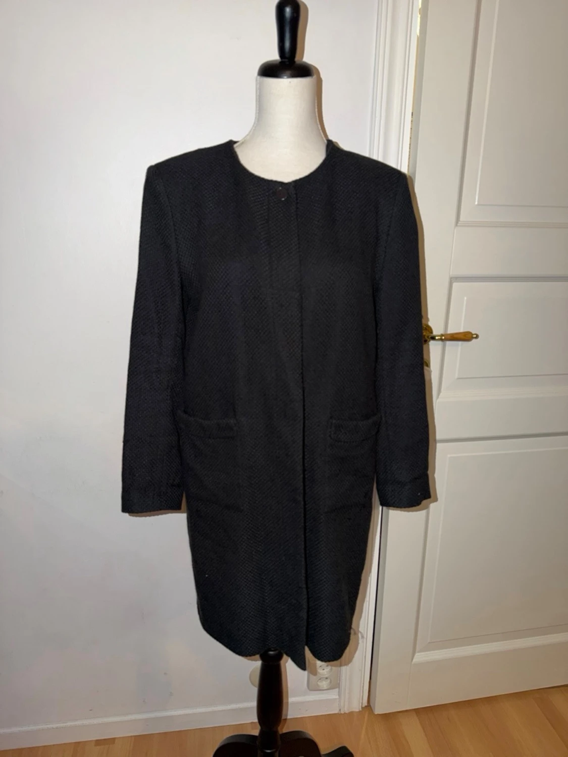 Svart rak kappa med fickor från Rodebjer 