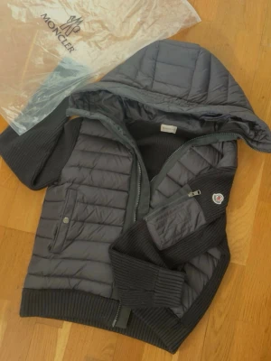 Moncler Cardigan - Säljer nu denna cardigan då den inte används. Väldigt bra skick utan defekter! Storlek S/1. Skriv gärna vid frågor😊