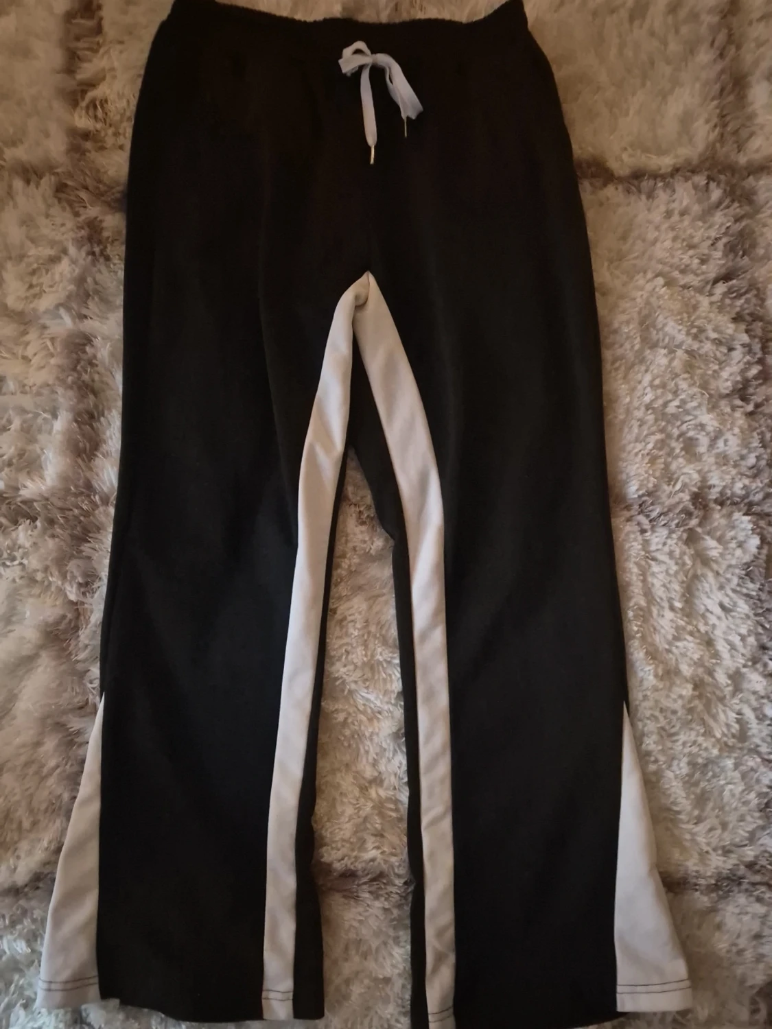 Svarta flared mjukisbyxor med vita detaljer