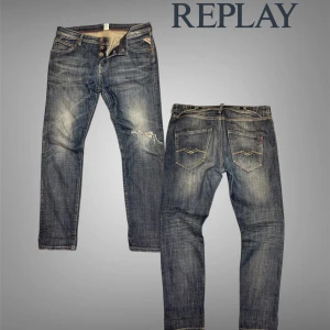 Replay jeans  - Säljer ett par archive Replay jeans💫|| Passar både tjejer och killar || Sick 6/10 || Modellen på bilden är 183cm lång || Storlek W29 men passar W32 || Hör av er vid frågor, priset kan vi lätt diskutera!!🙌🏻