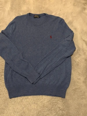 || Ralph Lauren tröja || S - || Märke: Ralph Lauren || Skick: 8/10 || Storlek: S || Färg: Blå || Pris: 429 || Inga hål eller defekter || Material: En ullblandning med mest merinoull ||
