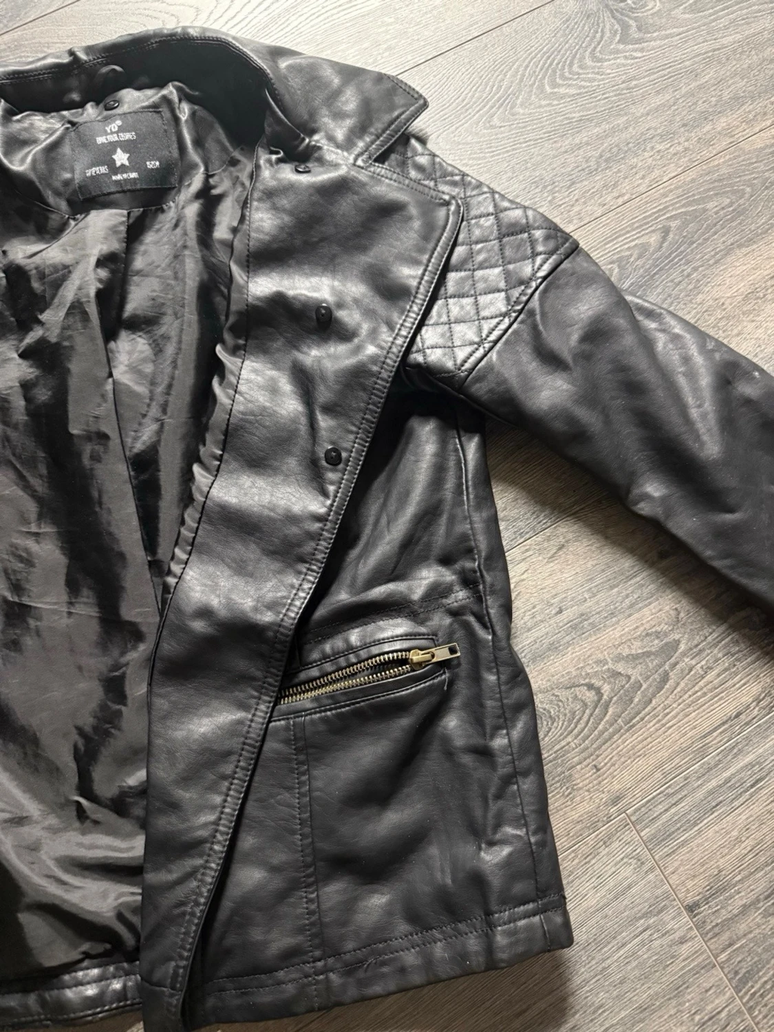 Svart skinnjacka med quiltade detaljer - 3