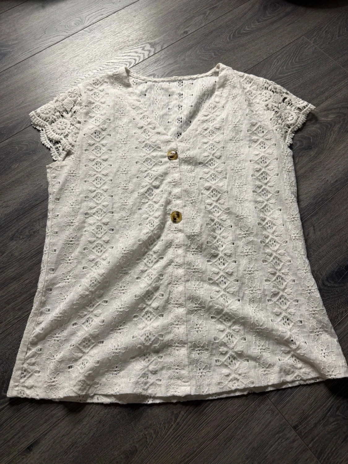 Vit spetsblus med knappar