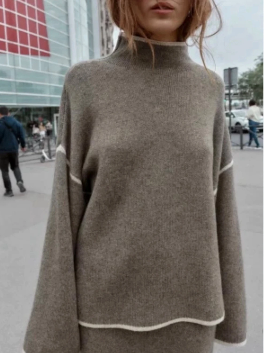 Beige oversized stickad polotröja - 1