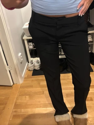 Svarta kostymbyxor från BikBok - Säljer ett par klassiska svarta kostymbyxor från BikBok i storlek 36. Byxorna har rak passform, normal midja och stängs med knapp och dragkedja. Perfekta till en snygg och clean look. Använt fåtal gånger❤️
