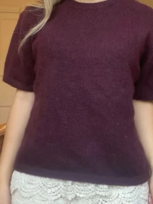 Stickad topp  - Fin stickad topp från Gina Tricot. Vinröd i barnstorlek 158/164, passar xs. Slutsåld. Knappt använd