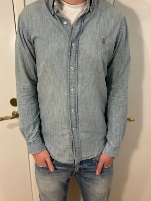 Ralph lauren skjorta - - Rikigt stilren Ralph lauren skjorta instinkten M. Skjortan är väldigt bra skick och har mycket kvar att ge. Nypris: 1600 | Mitt pris: 399