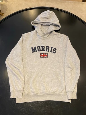 Morris hoddie - Säljer en riktigt fet Morris hoddie i S. Har några små märken som man ser på bilderna. Skriv gärna vid funderingar. Pris kan diskuteras vid snabb affär 🤝🔥✅