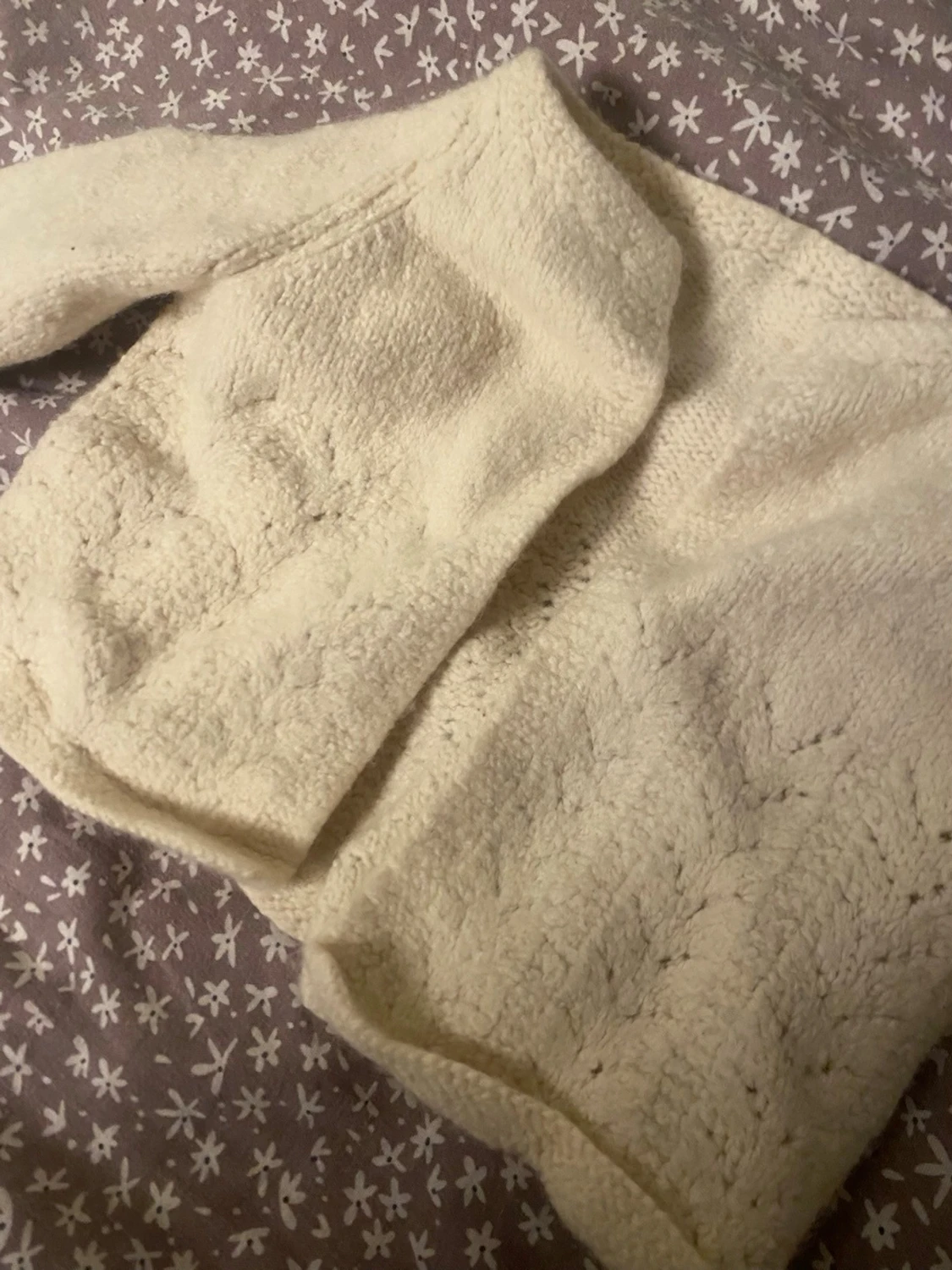 Vit stickad kofta med mönster - 2