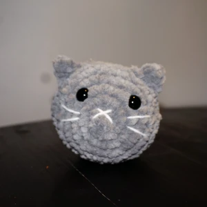 Gosedjurskatt - En virkad gosedjurskatt i grått! Virkad i ett mjukt material så den är otroligt mysig. Gosedjuren lämpar sig inte för små barn då ögonen är känsliga och kan falla av om man ej är försiktig.