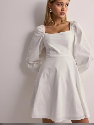 Vit kort klänning med puffärmar - Superfin vit klänning med fyrkantig urringning och långa puffärmar. Klänningen har bara används en gång och mycket bra skick, perfekt för sommaren, dop, student! Skriv om några frågor 🤩