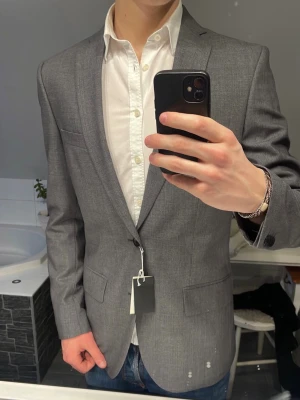 FilippaK kavaj - Säljer denna stilrena och sofistikerade kavajen med prislapp kvar från FilippaK!🙌🏻 || Skick: 9,9/10, aldrig använd || Storlek: 48 motsvarar M, modellen är 182, 72kg || Pris: 799kr, nypris närmare 3000kr