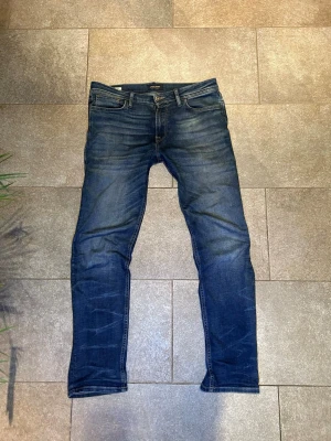 Jack n jones jeans - Säljer dessa sjukt snygga Jack n Jones jeans, jeansen har riktigt snygga slitningar och en sjukt bra passform. Skulle säga att dem passar dig mellan 175-190 beror såklart på hur du vill att dem ska sitta.🙂