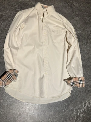 Burberry skjorta  - Just nu säljer vi den här snygga burberry skjortan som är i nyskick. Storleken på skjortan är s, en riktig fin skjorta för ett sånt billigt pris!  priset kan diskuteras vid snabb affär.