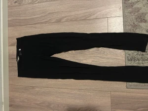 Svarta leggings  - Säljer ett par svarta långa leggings från H&M. De är sköna med strechtigt material. Passar perfekt till oversized hoodie, klänning etc. Storlek EUR 170, passar dig som vill ha en enkel och clean look.