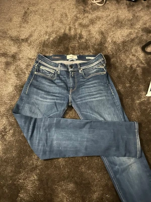 Replay Grover blå jeans straight fit - Snygga blå Replay Grover jeans med straight fit. Klassisk femficksmodell med ljus tvätt och diskreta slitningar. Jeansen har normal passform och är tillverkade i mjukt jeanstyg. Perfekta för en avslappnad och stilren look.