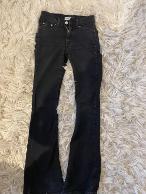 Svarta bootcut jeans  - Svarta jeans från Gina Tricot. Jeansen är bootcut flares och Low waisted, men skulle snarare säga att de nästan är mer Mid waisted. De är tillverkade i ett stretchigt bomullsmaterial. Har användts endel och färgen är därför lite urtvättad. Pris kan diskuteras 💞