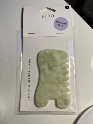 Gua sha  - En gua sha kam från märket ibero, gjord av jade. Helt oöppnad och oanvänd. Från Lyko. Frakten är gratis vid köp inom 7 dagar. 