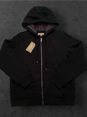 Burberry kofta  - Säljer nu min snygga och eftertraktade svarta burberry kofta, den är varm och bekväm. Perfekt inför den nuvarande kylan men även för den kommande våren. Inga defekter alls och har burits varsamt😁