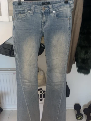 True Religion Joey Low Rise Flare Jeans - Säljer ett par ljusblå True Religion Joey jeans med låg midja och flare-ben. Jätte snygga och använts fåtal gånger.💞💞