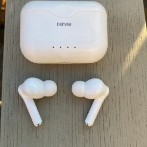 Denver hörlurar  - Ett par Denver hörlur inget fel på dom fukar jätte bra och har laddare med