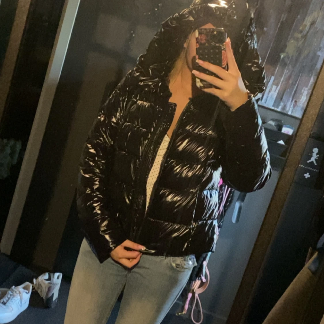 Svart glansig pufferjacka med huva - 2