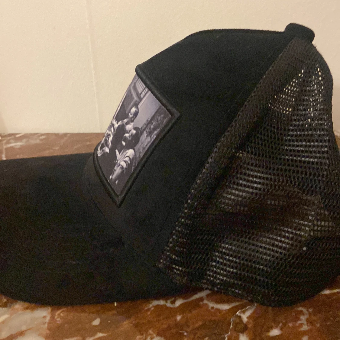 Svart truckerkeps med pokerbild - 3