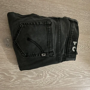 Dondup jeans  - Säljer ett par svart/gråa dondup jeans i skinny fit(George) och har diskreta slitningar. Jeansen har en smal passform, låg midja. Snygga detaljer och det klassiska dondup märket. Nypris på dessa är ca: 3000kr  ,Mitt pris:1199kr🥵. Jeansen är väldigt populära just nu, och priset är inte hugget i sten 🪨Hör av er vid funderingar😊