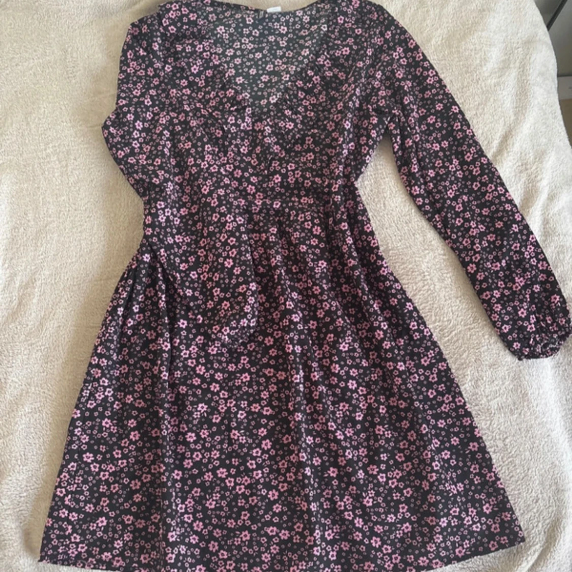 Svart blommig kortklänning med rosa