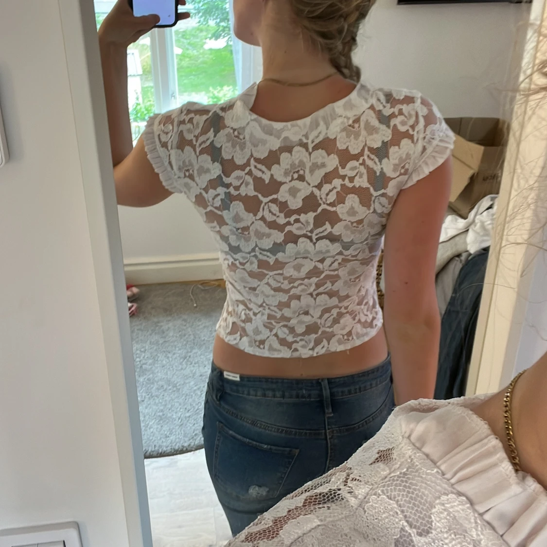 Vit spetsblus med volangdetaljer - 1