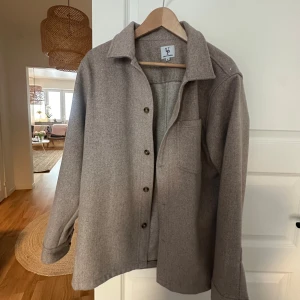 Jacka från Urban Pioneers - Jacka från Urbans Pionerrs, aldrig använd. Strl:M (herr). Perfekt nu till sensommarn/hösten!! Ingen prislapp kvar