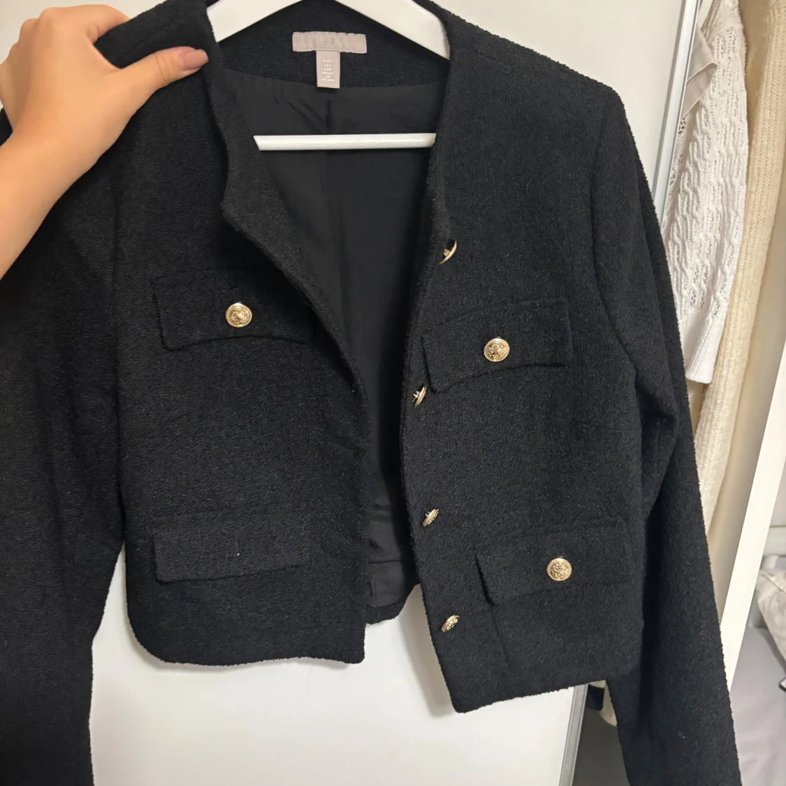 Svart kavaj med guldknappar från H&M
