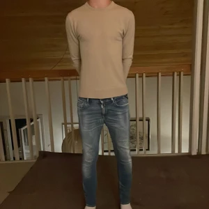 Replay Hyperflex jeans - Säljer ett par Replay Hyperflex jeans. De är ljusblå med snygga slitningar. Jeansen sitter riktigt snyggt. Perfekta för dig som gillar bekväma och stilrena jeans. Kontakta mig vid minsta fundering!