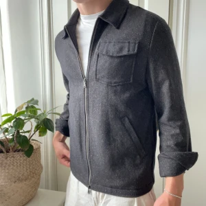 Morris overshirt med zip S - Morris overshirt med zip S, väldigt najs och sitter skönt. Modellen är 180,75 kg. Notera hur färgen är på sista bilden. 