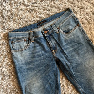 Nudie slim fit jeans - Säljer dessa riktigt snygga Nudie jeansen i modellen Tight Long John. Jensen är i bra skick, inga defekter och är i storlek 30/32. Bara att skriva över frågor och funderingar.
