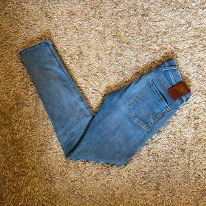 Replay anbass herr ljusblå slim jeans  - Replay anbass i slim  passform. Mycket bra skick, inga märkvärdiga defekter eller liknande. Storlek w30 men mått kan såklart skickas vid osäkerhet. Kan mötas sthlm annars postas dem samma dag som köp eller dagen därpå🙌💯