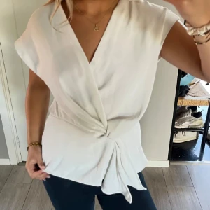 Zara topp - Vit omlott topp ifrån Zara i storlek s🩷