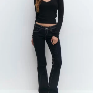 Ultra low flare jeans gina - Mörkblå jeans med ultra låg midja och flare-ben från Perfect Jeans. Snygga kontrastsömmar i vitt och klassisk femficksmodell. Aldrig använda bara testade, skriv för fler bilder💗