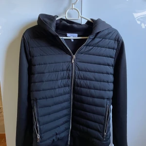 Svart Cardigan från Reiss - En väldigt clean cardigan från märket Reiss, väldigt bra skick 9/10 Inga fel och inga tecken på användning. Nypris är runt 3200kr men mitt pris är 699 vilket är en riktigt bra kap🤩 Priset kan diskuteras vid snabb affär. Ge bud!🌟