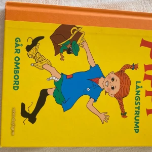 Pippi Långstrump går ombord - Följ med Pippi Långstrump på nya galna äventyr! Med sin styrka, humor och vilda fantasi bjuder Pippi på skratt och spänning. Perfekt för dig som gillar färgstarka karaktärer och oväntade upptåg. En klassiker som aldrig blir tråkig!