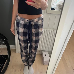 Rutig mjukisbyxa med snörning - Säljer ett mjukisbyxor i bomull från Hunkemöller. Nypris 469, säljer för 50 kr. Det står att dem är i storlek M, men såhär sitter de på mig som vanligtvis har storlek S och är 165 cm. 