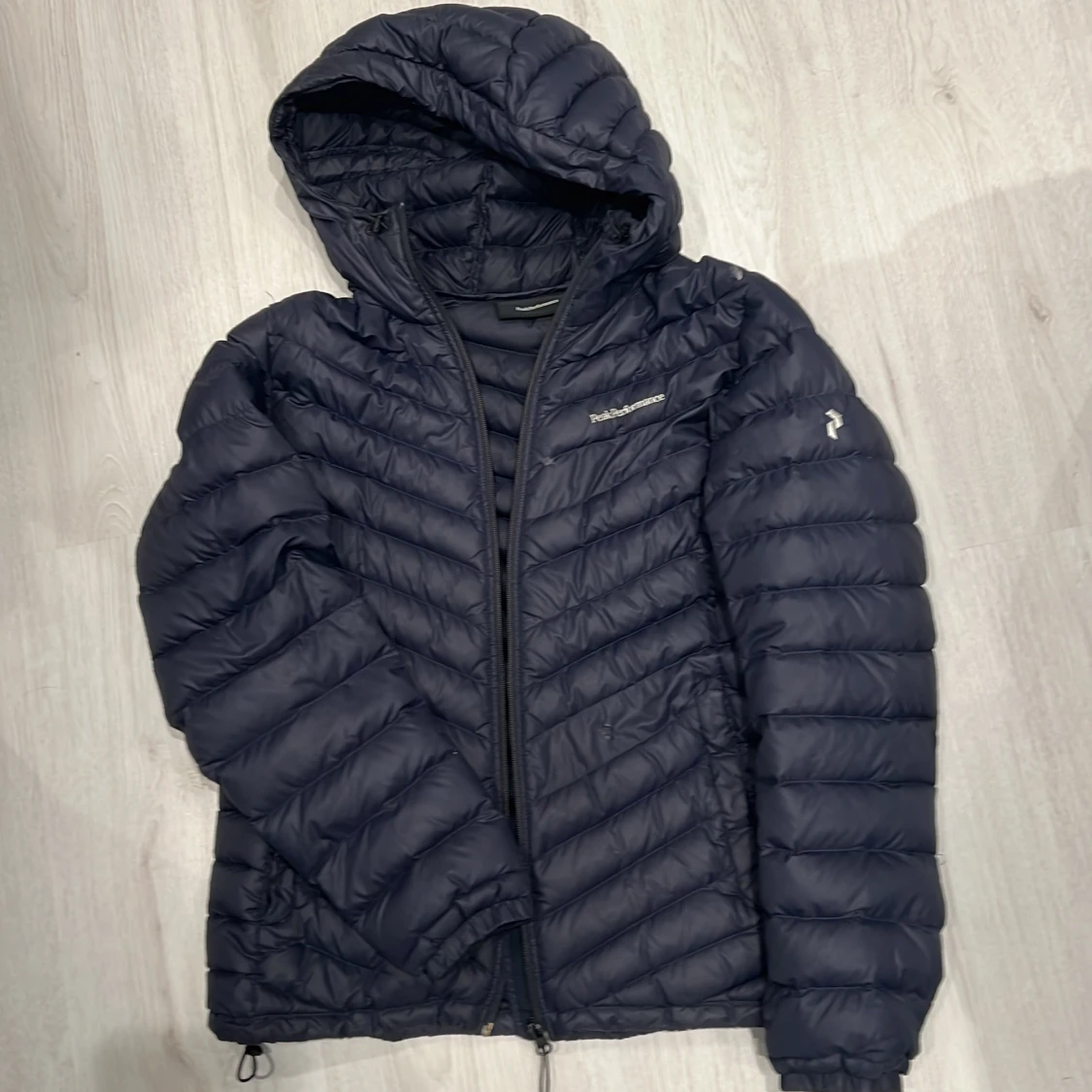 Svart dunjacka Peak Performance