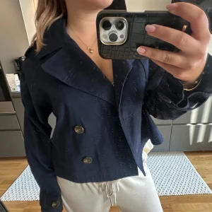 Jacka - Superfin jacka från Gina perfekt nu till hösten/sensommar! Strl:M. Använd ett fåtal ggr så i jättefint skick