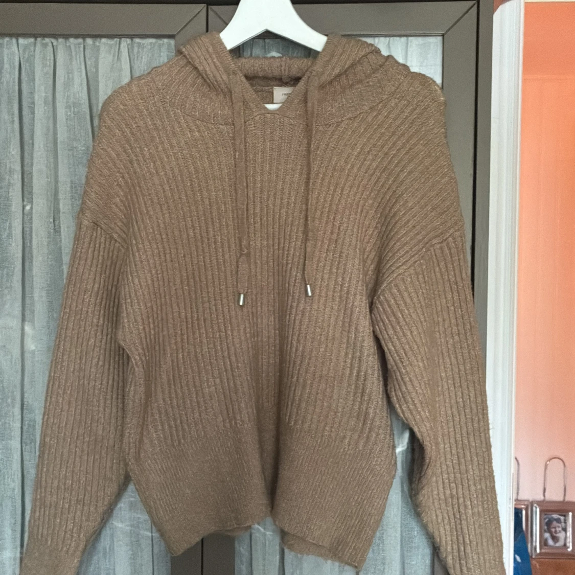 Beige stickad hoodie från Freequent