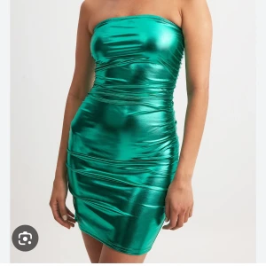 Turkos glansig metallic klänning  - Supersnygg turkos klänning med glansig finish och figurnära passform. Finns lite färg somlossnat på framsidan längst ner, syns knappt. Första bilden är samma klänning som jag säljer fast annan färg. Jag säljer som bild 2-5