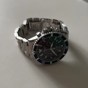 Armani 100meter klocka ⏰  - Säljer min oäkta Armani klocka!!!! Redig kostar 5000kr typ! Den är i jätte bra kvalitet!