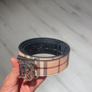 Burberry bälte två sidor - Säljer en fett b bälte med bra pris😁😁